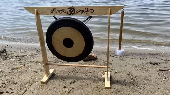 Hangtál és gong kiegészítők - Kézzel készített gong állvány kicsi max 35cm  Ez a masszív, gőzölt bükkfából készült égetett Om mantrával díszített gongá 