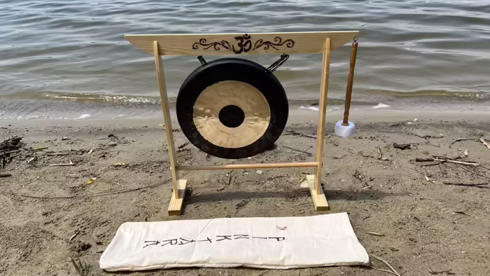 Hangtál és gong kiegészítők - Kézzel készített gong állvány kicsi max 35cm  Ez a masszív, gőzölt bükkfából készült égetett Om mantrával díszített gongá 