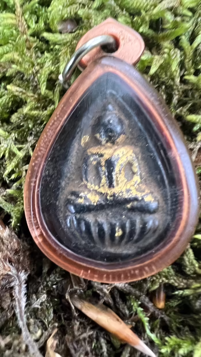 Buddha szobrok - Antik Thai Buddha Amulett  Thaiföldről érkezett amulett,antik bronz kis Buddha szobrok ,mely medálként 