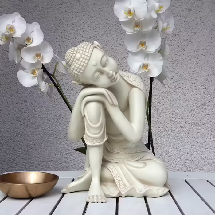 Buddha szobrok - Gondolkodó Buddha szobor - 26 cm  Buddha nyugodt, boldogító testtartásban. Ez a gyönyörű, matt elefántcsont s