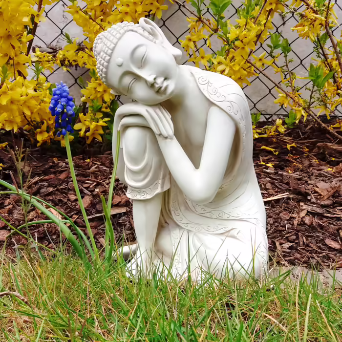 Buddha szobrok - Gondolkodó Buddha szobor - 26 cm  Buddha nyugodt, boldogító testtartásban. Ez a gyönyörű, matt elefántcsont s