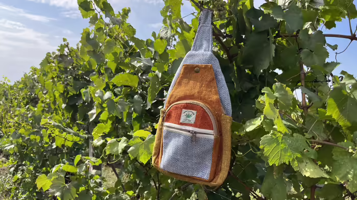 Himalája Kender Crossbody válltáska - Himalája kender kis hátizsák - Crossbody Natúr és narancssárga Himalájai kender Hátizsák Katmanduban, Nepálban készült. Ezek a trendi kend