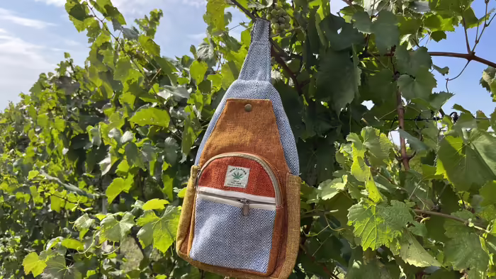 Himalája Kender Crossbody válltáska - Himalája kender kis hátizsák - Crossbody Natúr és narancssárga Himalájai kender Hátizsák Katmanduban, Nepálban készült. Ezek a trendi kend