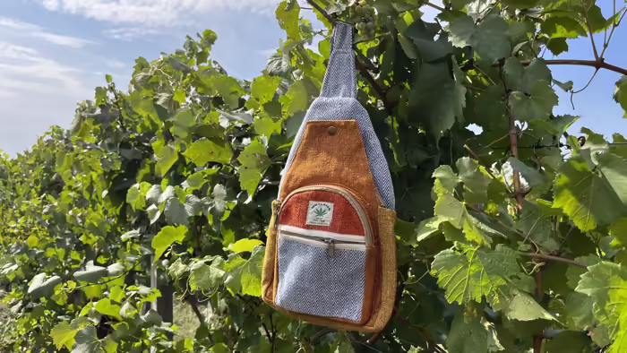 Himalája Kender Crossbody válltáska - Himalája kender kis hátizsák - Crossbody Natúr és narancssárga Himalájai kender Hátizsák Katmanduban, Nepálban készült. Ezek a trendi kend