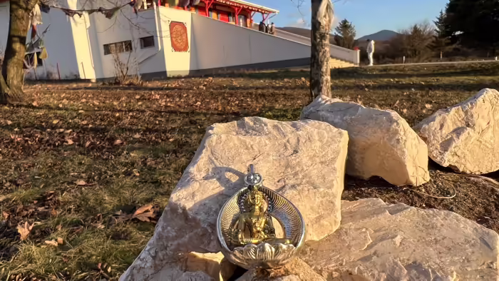 Buddha szobrok - Nepáli gyógyító Buddha medál, amulett  Ez a gyógyító Buddha medál kézzel készült Nepálban.<br id="isPasted">Külső  