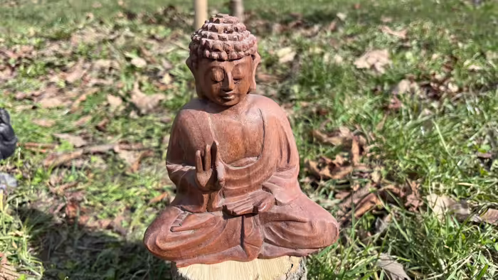 Buddha szobrok - Buddha ülő fa szobor - Áldó Rózsafából faragott Buddha &uuml;lő fa szobor, &aacute;ld&oacute; k&eacute;ztart&aacute;ssal,me 