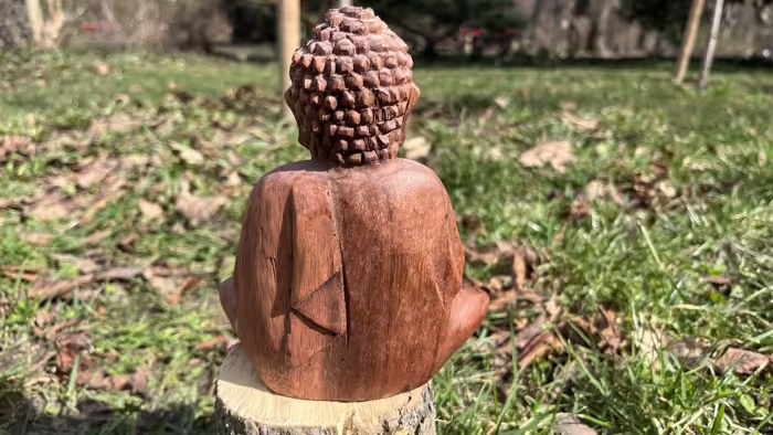 Buddha szobrok - Buddha ülő fa szobor - Áldó Rózsafából faragott Buddha &uuml;lő fa szobor, &aacute;ld&oacute; k&eacute;ztart&aacute;ssal,me 