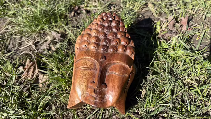 Buddha szobrok - Buddha fa titok doboz  Gyönyörű rózsafából faragott fa Buddha fej doboz, mely dupla fedéllel rende 