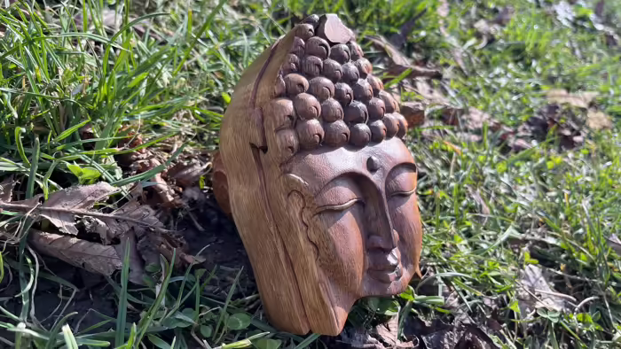 Buddha szobrok - Buddha fa titok doboz  Gyönyörű rózsafából faragott fa Buddha fej doboz, mely dupla fedéllel rende 