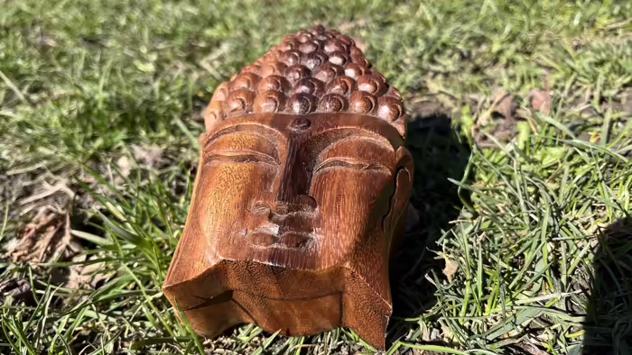 Buddha szobrok - Buddha fa titok doboz  Gyönyörű rózsafából faragott fa Buddha fej doboz, mely dupla fedéllel rende 