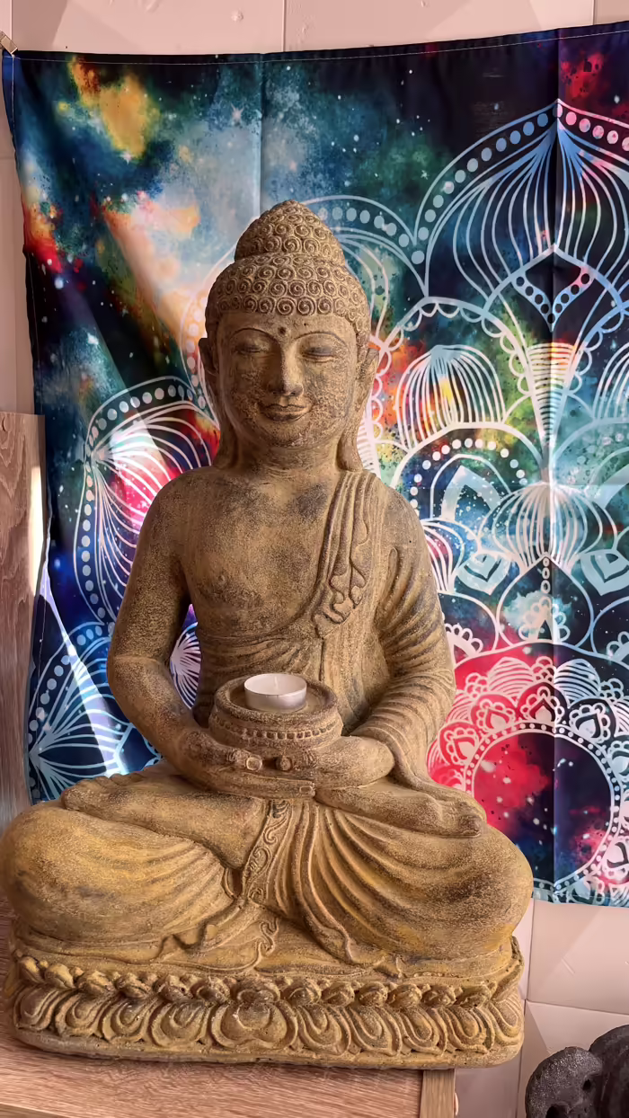 Buddha szobrok - Buddha nagy kőszobor  Impoz&aacute;ns m&eacute;retű Buddha kőszobor, term&eacute;szetes hat&aacut 