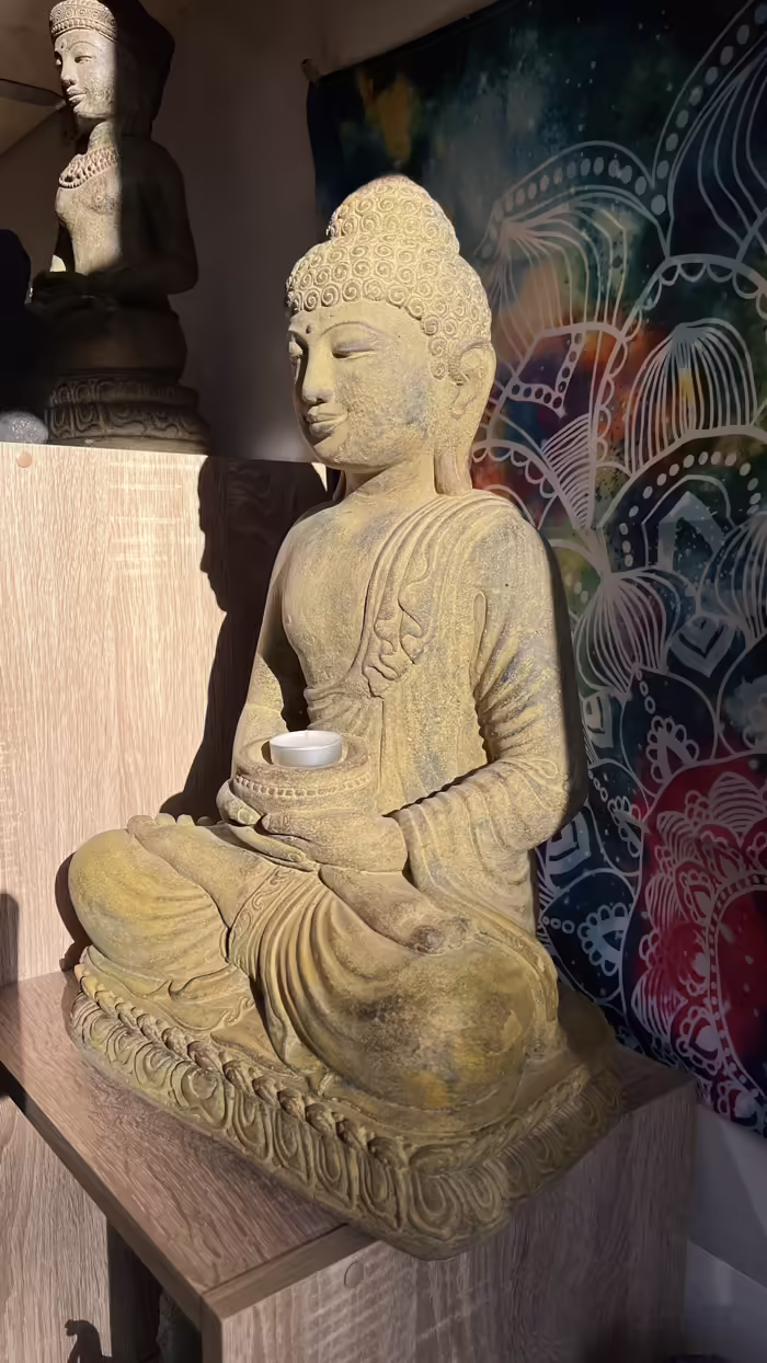 Buddha szobrok - Buddha nagy kőszobor  Impoz&aacute;ns m&eacute;retű Buddha kőszobor, term&eacute;szetes hat&aacut 