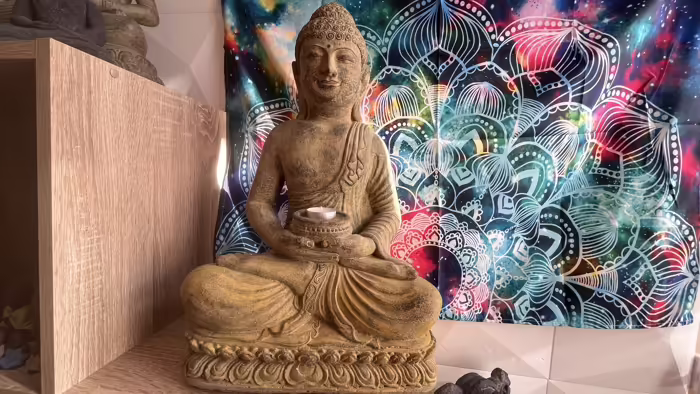 Buddha szobrok - Buddha nagy kőszobor  Impoz&aacute;ns m&eacute;retű Buddha kőszobor, term&eacute;szetes hat&aacut 