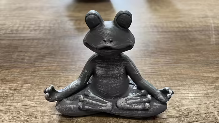 Jógaszobrok - Meditáló béka- szürke  <span style="font-size: 1rem;">A Meditáló béka – szürke letisztult, kőhatás 