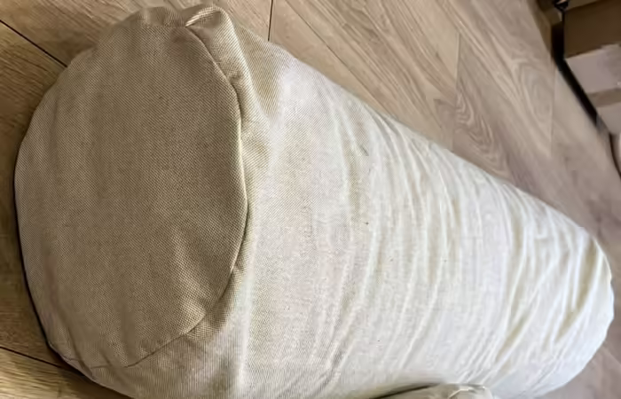 Henger párna - Bio tönkölybúza henger párna - Natúr, egyszínű Belső húzat nélkül Bio tönköly hengerpárna, jógázáshoz derékfájás ellen vagy csak pihenéshez.  