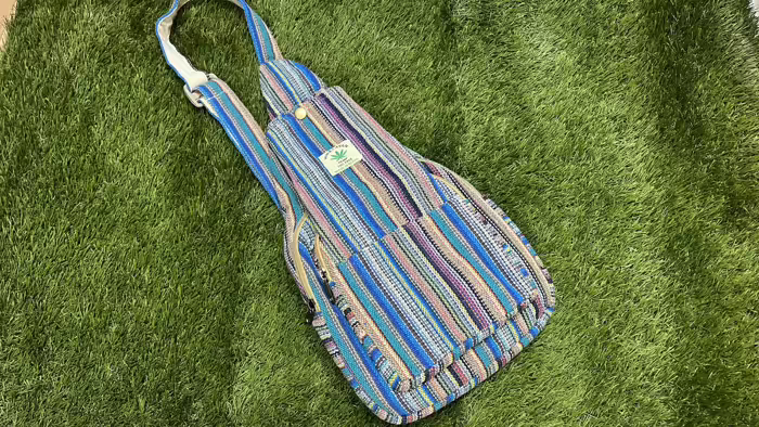 Himalája Kender Crossbody válltáska - Himalája kender kis hátizsák - Crossbody - kék színes Natúr és bordó Himalájai kender Hátizsák Katmanduban, Nepálban készült. Ezek a trendi kend 