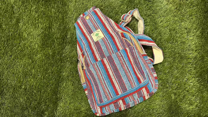 Himalája Kender Crossbody válltáska - Himalája kender kis hátizsák - Crossbody - bordó csíkos Natúr és bordó Himalájai kender Hátizsák Katmanduban, Nepálban készült. Ezek a trendi kend 