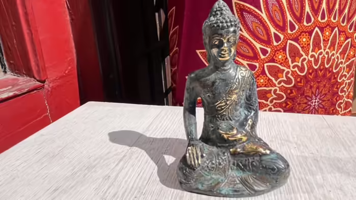 Réz szobrok - Balinéz Bronz szobor - Buddha lótuszülésben  Gyönyörű Indonéz Bronz Buddha szobor,mely időtálló anyagával és nyugodt kis 
