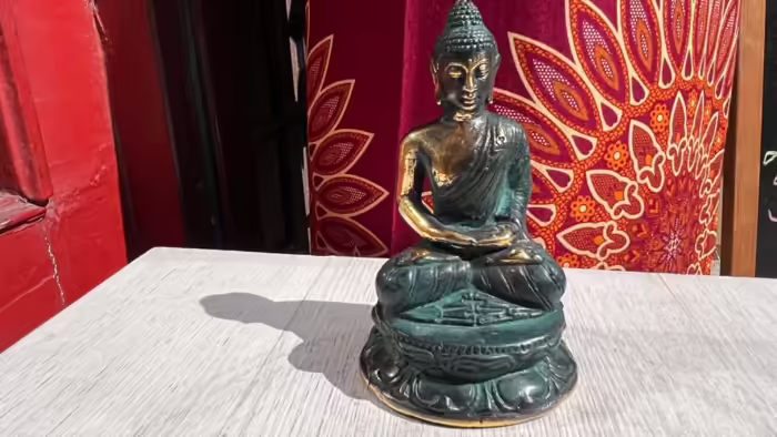 Buddha szobrok - Balinéz Bronz Buddha szobor  Eleg&aacute;ns, balin&eacute;z bronz Buddha szobor finoman kidolgozott r&ea 