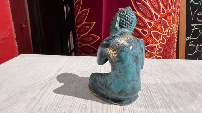 Buddha szobrok - Balinéz Bronz Buddha szobor - Gondolkodó  Részletgazdagon kidolgozott, balinéz bronz Buddha szobor gondolkodó pózban, 