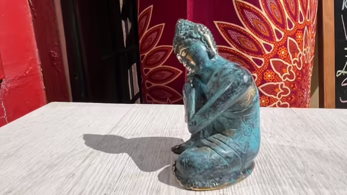 Buddha szobrok - Balinéz Bronz Buddha szobor - Gondolkodó  Részletgazdagon kidolgozott, balinéz bronz Buddha szobor gondolkodó pózban, 