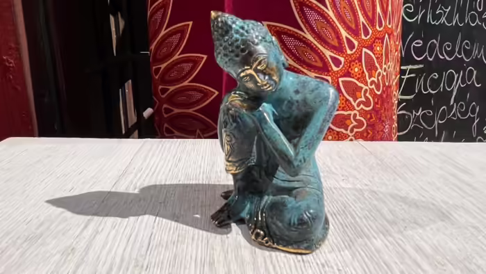 Buddha szobrok - Balinéz Bronz Buddha szobor - Gondolkodó  Részletgazdagon kidolgozott, balinéz bronz Buddha szobor gondolkodó pózban, 